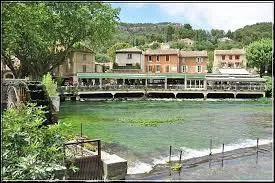 Situe sur les rives de la Sorgue, cette commune a donn son nom au dpartement du Vaucluse. Il s'agit de ...