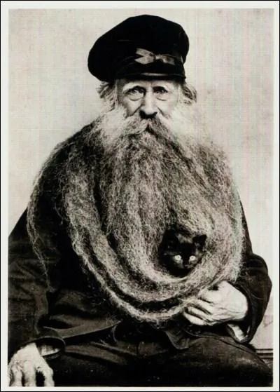Louis Coulon (1826-1916), mouleur en usine, se servait de sa barbe longue de 3 m 35 pour :