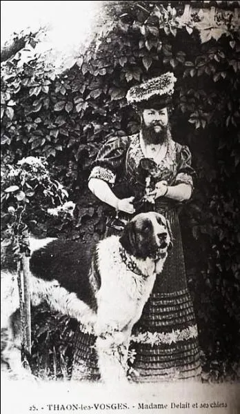 Le bar attire beaucoup de clients curieux, que dcide-t-elle alors de faire la rendant clbre ?