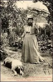 Elle a adopt avec son mari une orpheline de guerre qui avait cinq ans et a ouvert une mercerie aprs la guerre.