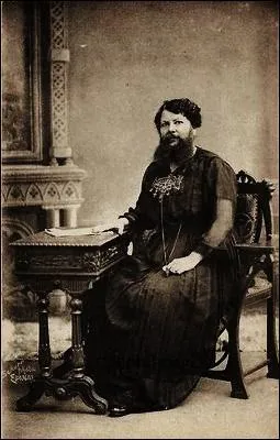 Devenue veuve en 1928, o ouvre-t-elle un bar ?