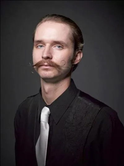 Devant combien de juges les concurrents prsentent-ils leur uvre ?