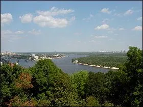 Dans quelle capitale le Dniepr passe-t-il ?