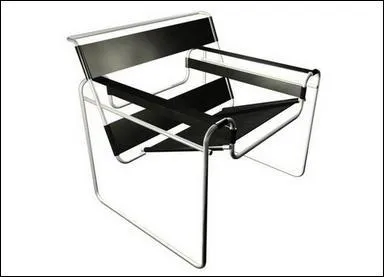 Le fauteuil Wassily fut fabriqu en 1925-1926 par Marcel Breuer, qui en fabriqua un pour l'appartement de Kandinsky au Bauhaus. L'ossature lgre en tubes courbs tait trs innovante. Il est toujours fabriqu avec succs. Savez-vous quelle socit dtient les droits ?
