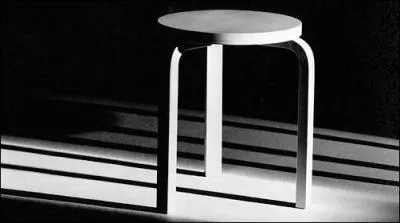Aalto Alvar. (1898-1976). Architecte, dessinateur, urbaniste et designer finlandais. Il cre avec sa femme la socit Artek en 1935. On fte en 2013 le 80e anniversaire de l'une de ses crations clbres, vendue  8 millions d'exemplaires, et ralise en bois de bouleau. Quelle est elle ?