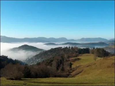 La route des Crtes relie le col du Bonhomme et ;