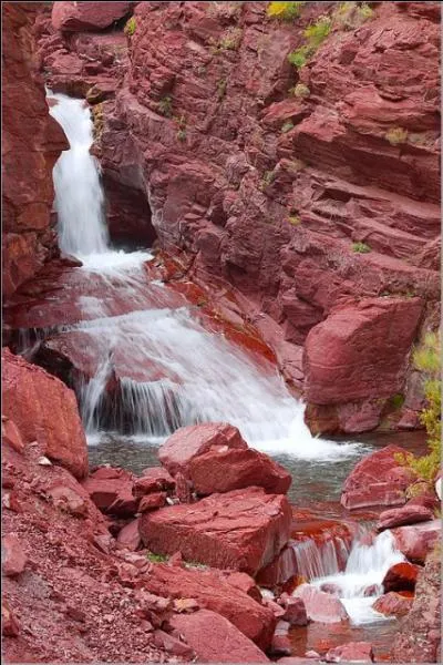 Quelles sont ces magnifiques gorges creuses dans des plites rouges que vous pourrez admirer dans les Alpes-Maritimes ?