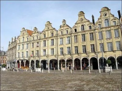 Dans quelle ville du nord de la France pourrez-vous vous promener sur la place des Hros ?