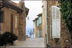 Je vous emmne  Gassin. Cette commune pacaenne labellise Plus Beaux Villages de France se situe dans le dpartement ...