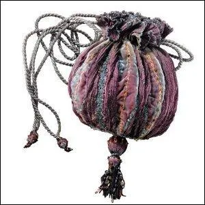   Elle secoua un peu le petit sac d'apparence fragile et l'cho d'objets pesants qui roulaient les uns sur les autres rsonna  l'intrieur comme dans la cale d'un navire.   Heureusement que certains pensent  tout. Mais justement,  qui est ce joli sac en perles ?