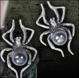   Je constate qu'tre le chouchou de Dumbledore vous a donn l'illusion que vous tiez invincible, Harry Potter. Mais Dumbledore ne sera pas toujours l pour vous protger.   A qui appartiennent ces boucles d'oreilles ?