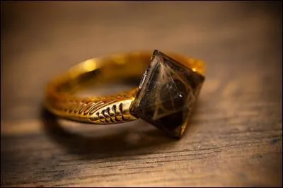   Tu as dtruit le journal et moi la bague, mais si nous avons vu juste dans notre thorie d'une me divise en sept, il reste quatre Horcruxes.   A qui cette bague n'a-t-elle jamais appartenu ?