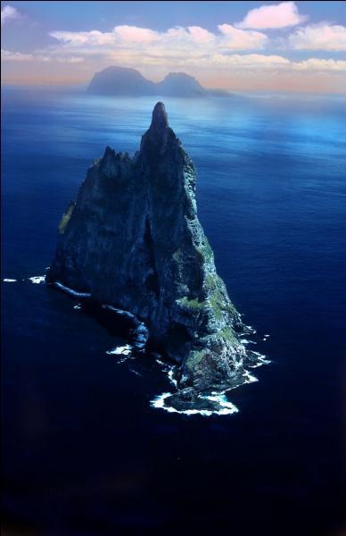 La pyramide de Ball est situe dans la mer de Tasman, au large des ctes de la Nouvelle-Galles du Sud. Culminant  562 mtres d'altitude, cette le est :