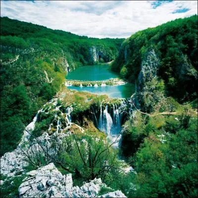 Dans un paysage dolomitique et calcaire, l'eau se dverse lgamment de lac en lac (une vingtaine) et creuse de superbes cavernes dans le karst. Dans quel pays d'Europe peut-on admirer ces lacs et chutes d'eau de Plitvice ?
