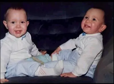 Je sais, c'est cadeau. Mais j'ai pas pu me rsoudre  les couper.  Sourire gnral . Qui sommes-nous ?