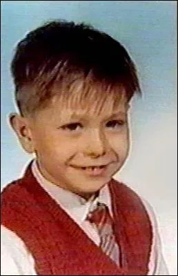 La classe en toutes circonstances. Quel beau garon. . Qui suis-je ?