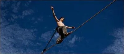 Comment appelle-t-on l'acrobate qui marche sur un fil ?