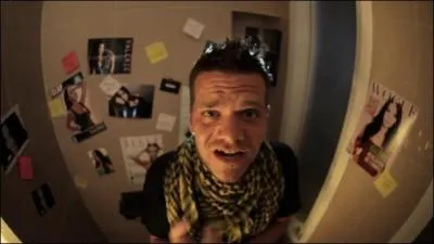 La photo est tire du clip :