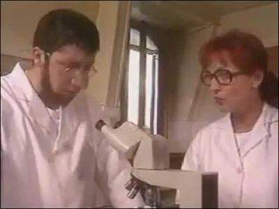 Et pour finir, l'invitable mouche qui pte ! Comment s'appelle la laborantine qui tombe dans le pige du fieff farceur qu'est le professeur Thibault ?