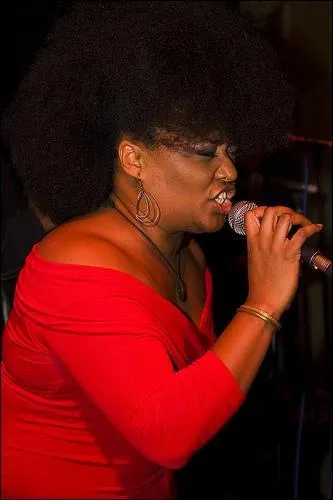 Lisa Kekaula : la lady explosive de ce quiz ! A quels groupes de garage rock, prte-t-elle sa voix de diva soul ?