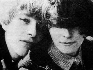 Annabel Wright : guitariste et chanteuse britannique membre de deux groupes issus du clbre mouvement C86 . Quels sont ces groupes ?