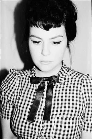 Lindsay  Coco  Hames : c'est avec un immense talent que cette lady svit dans la scne garage rock US dont un superbe projet avec l'immense Greg Cartwright ! Quels sont les deux groupes de  lady Coco  ?