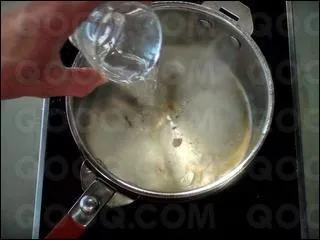 En cuisine, on peut dglacer une sauce  l'eau.