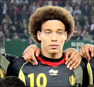 A. W. : Footballeur belge, je dbute au Standard, avant de rejoindre en 2011 le Benfica, puis un an plus tard, pour 40 millions d'euros, le Znith. Mdian, je compte 43 slections chez les Diables rouges, je suis...