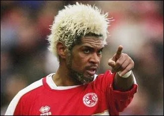 A. X. : Footballeur portugais, 20 fois international, je joue dans diffrents clubs anglais, notamment Liverpool de 2002  2004. Je suis...