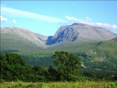 Le Ben Nevis est le point culminant de la Grande-Bretagne. Quelle est son altitude ?
