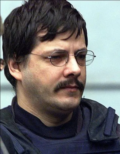 Marc Dutroux est l'un des pdophiles les plus connus du monde entier : il tait accus, en effet, d'avoir viol et squestr deux fillettes, et aprs les avoir tues. Malheureusement, faute de preuves  concrtes , il fut libr en conditionnel. Que ft-il pendant sa mise en libert, alors qu'il tait soi-disant sous surveillance ? Trouvez la vraie  mise en scne  finale de cette affaire :