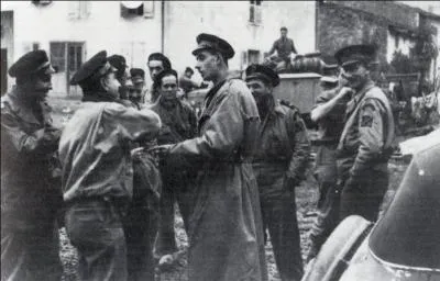 Cette personne, très proche de de Gaulle, fut un combattant dans la marine pendant la guerre, ensuite, il participa à la campagne de France en 1e ligne et devint un pilote de chasse dans l'aéronavale. Il fut également homme politique.