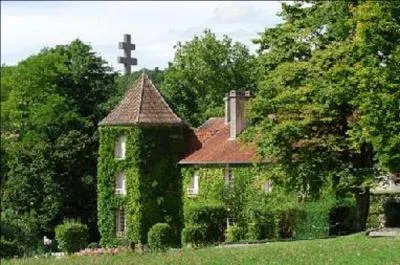 La famille de Gaulle habite une propriété à Colombey-les-Deux-Eglises, elle s'appelle La Boisserie. Mais quel était le nom avant cet achat par le Général ?