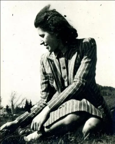 A vous de trouver cette personne, elle a participé à ATD Quart monde et a été une militante des droits de l'homme. Elle a témoigné au procès de Klaus Barbie en tant qu'ancienne déportée et otage.