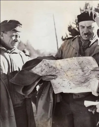 Parmi ces trois personnes, figurent 2 futurs maréchaux qui furent élèves du père du Général de Gaulle. Qui est l'intrus ?