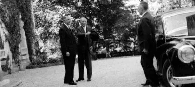 De Gaulle ne recevait que très rarement à sa résidence de Colombey-les-Deux-Eglises les gens de son entourage (hors famille) et encore moins les hommes politiques. L'un d'entre eux bénéficia de cet honneur. C'est très étonnant Qui est-il ?