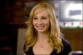 De la saison 1  4, de qui Caroline a-t-elle t amoureuse ?