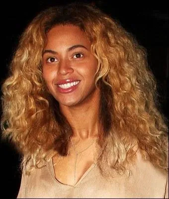 OH ! Ne vous embtez pas  chercher ! Cette femme, mme sans maquillage, n'est pas difficile  reconnatre. Donnez-moi son nom !