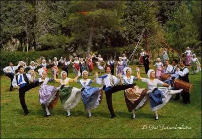 Pour terminer ce quiz dans la joie et la bonne humeur, je vous propose de faire une immense farandole, une danse originaire...