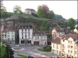 Je me promne dans les rues de la prfecture des Vosges. Je me trouve donc dans la ville ...