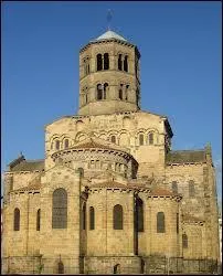 Comment nomme-t-on les deux styles d'glises au Moyen ge ?