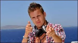 Avec qui Charles sort-il ?