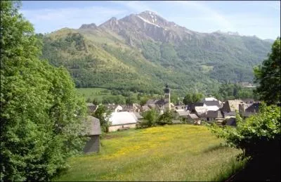 Dans quel département se trouve la ville d'Argelès-Gazost ?