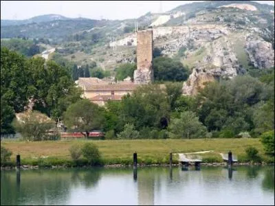La ville de Roquemaure se trouve :