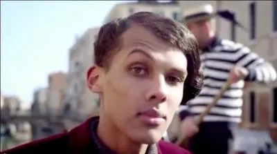 Dans quelle  leon  chante-t-il sur une gondole ?