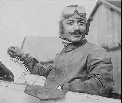 Quel aviateur ayant russi le premier looping fut abattu le 31/8/1915 d'une balle en plein coeur  2000 m d'altitude au-dessus de Petit-Croix  l'est de Belfort ?