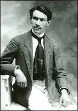 Quel crivain ayant relat les combats de 2 bandes d'enfants de villages rivaux dans le roman  La guerre des boutons  mourut le 8/4/1915 peu aprs la bataille de la Wovre dans la Meuse ?