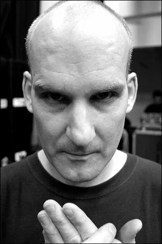 Ian MacKaye : ce gentleman n'est pas le grand ami de Jon Spencer ! Il est  l'origine du  Straight edge  et c'est un des pionners de la scne  post-hardcore . Dans quels groupes a-t-il svi ?