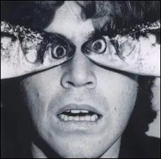 Kim Salmon : the aussie gentleman. Il fallait bien un reprsentant de la riche scne punk-rock australienne ! Kim Salmon est parfait non ? Dans quels groupes oprait-il dans les annes 80 et 90 ?