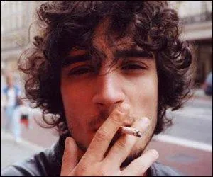 Fabrizio Moretti :   il bel signore  ! Batteur au sein d'un groupe new-yorkais plus que fameux, il a aussi particip comme guitariste dans un groupe compos essentiellement de musiciens brsiliens. Quels sont ces groupes ?